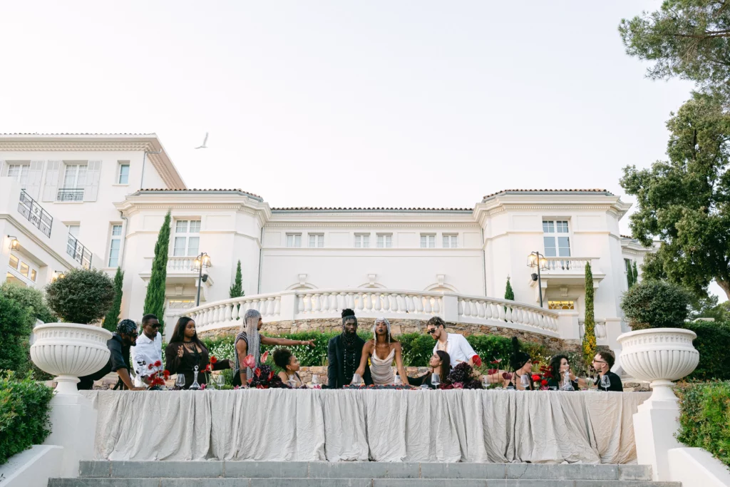 Repas de mariage à la table des mariés, repas en extérieur.