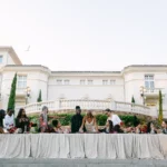 Repas de mariage à la table des mariés, repas en extérieur.
