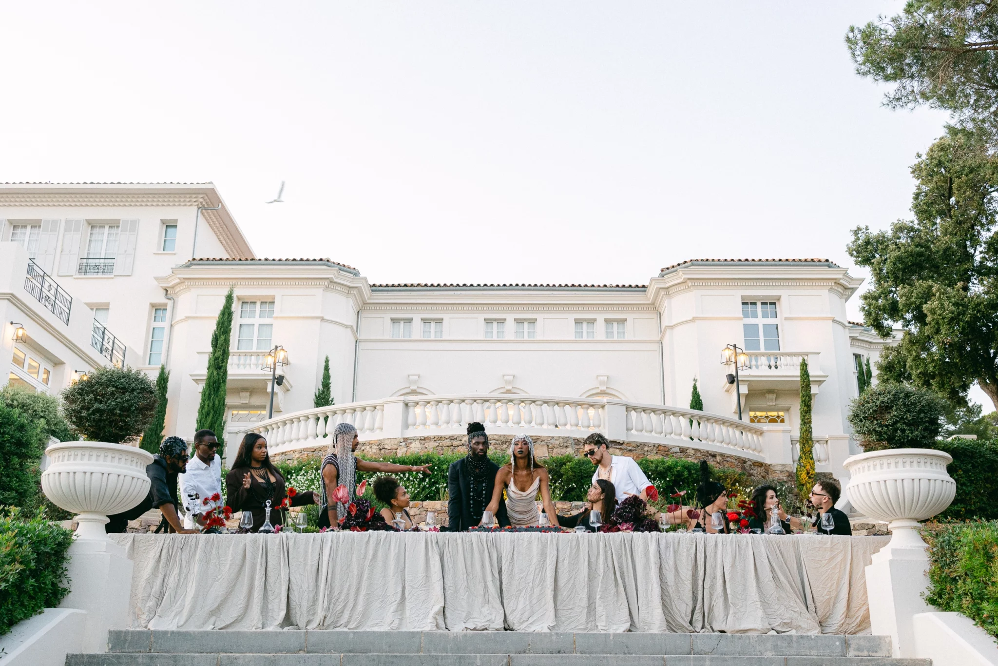Repas de mariage à la table des mariés, repas en extérieur.