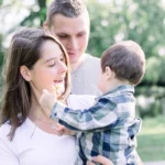 Jeunes parents avec leurs fils pendant le shooting photo de famille
