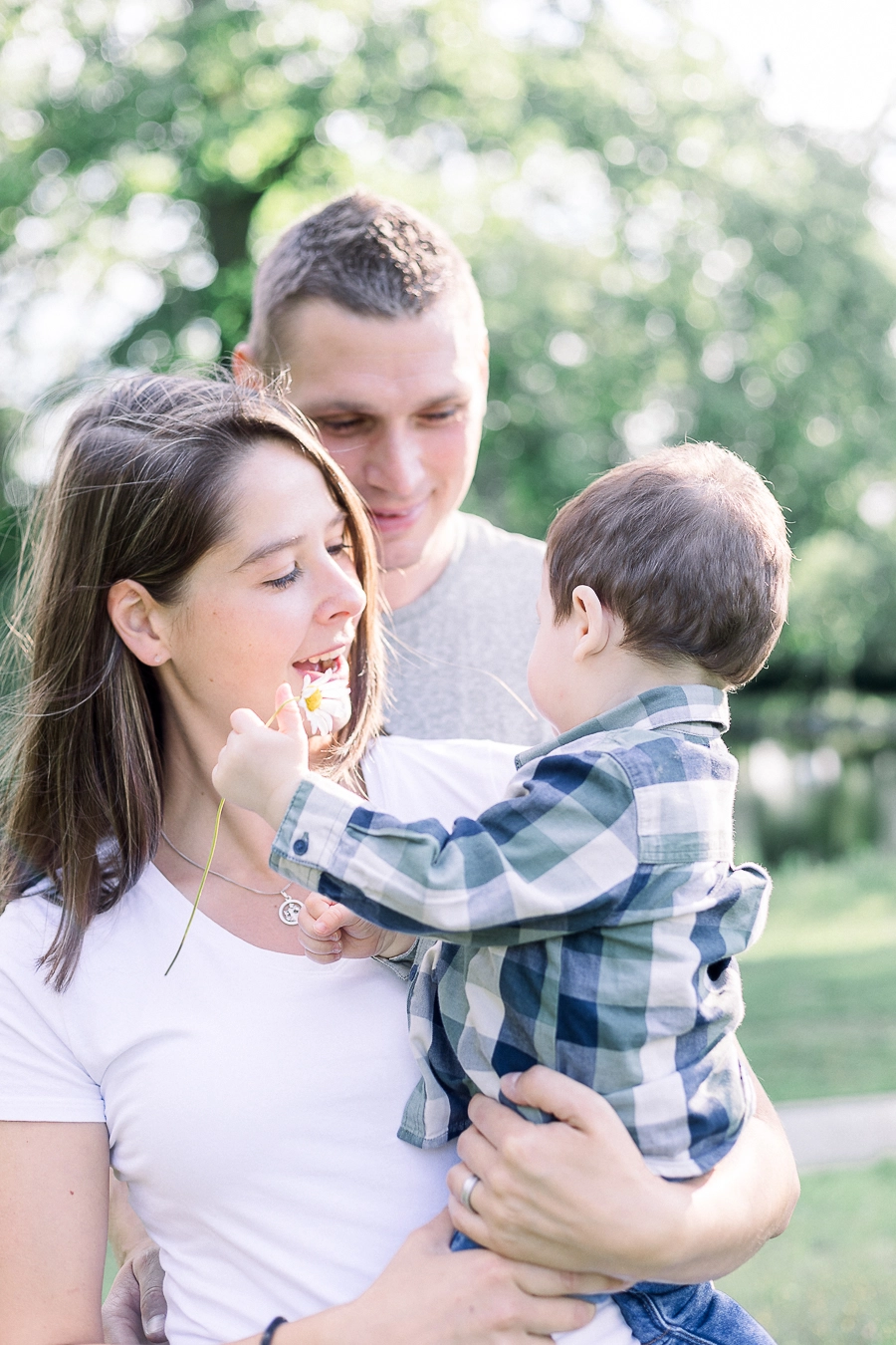 Jeunes parents avec leurs fils pendant le shooting photo de famille