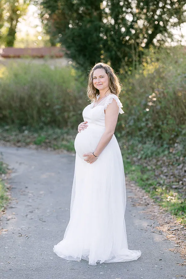 femme enceinte en robe blanche