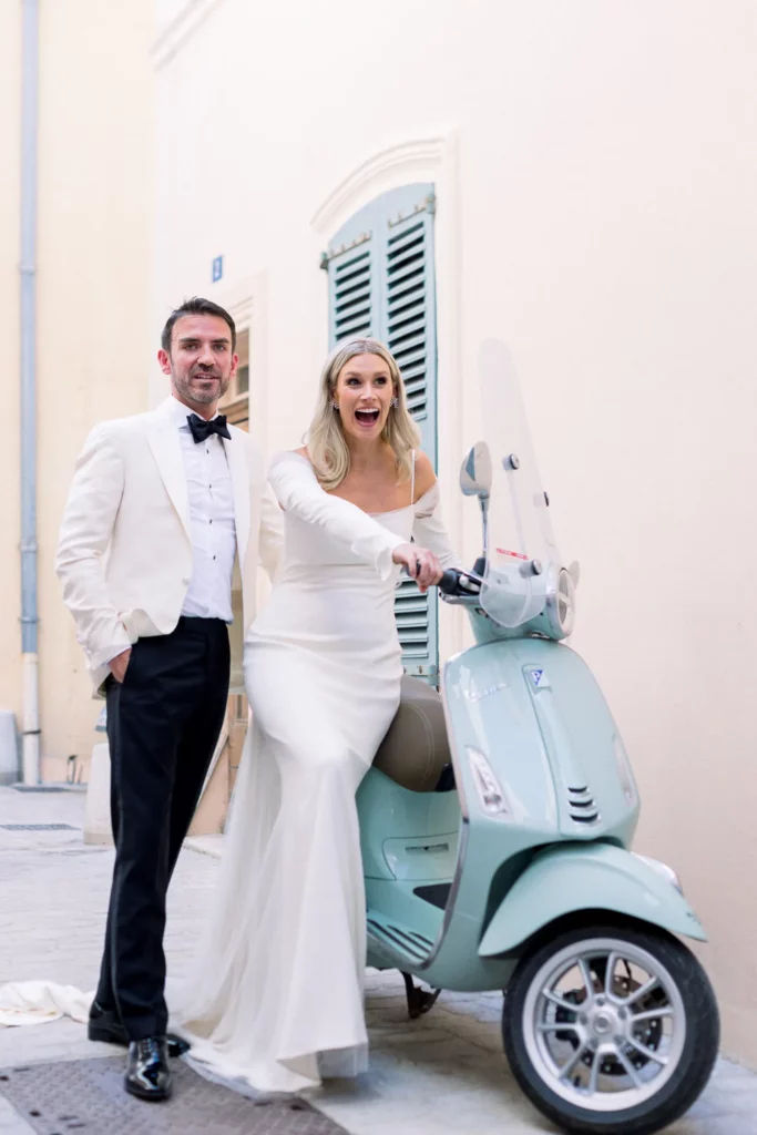 Shooting mariés avec vespa, provence