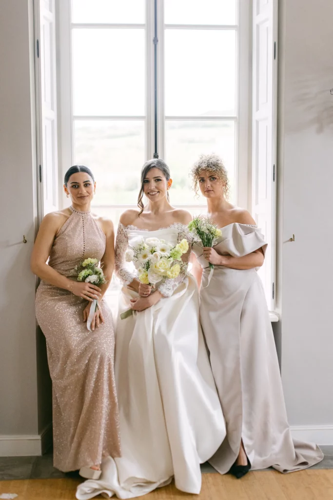 Mariée avec ses témoins au Château du Pont d’Oye, photo fine art