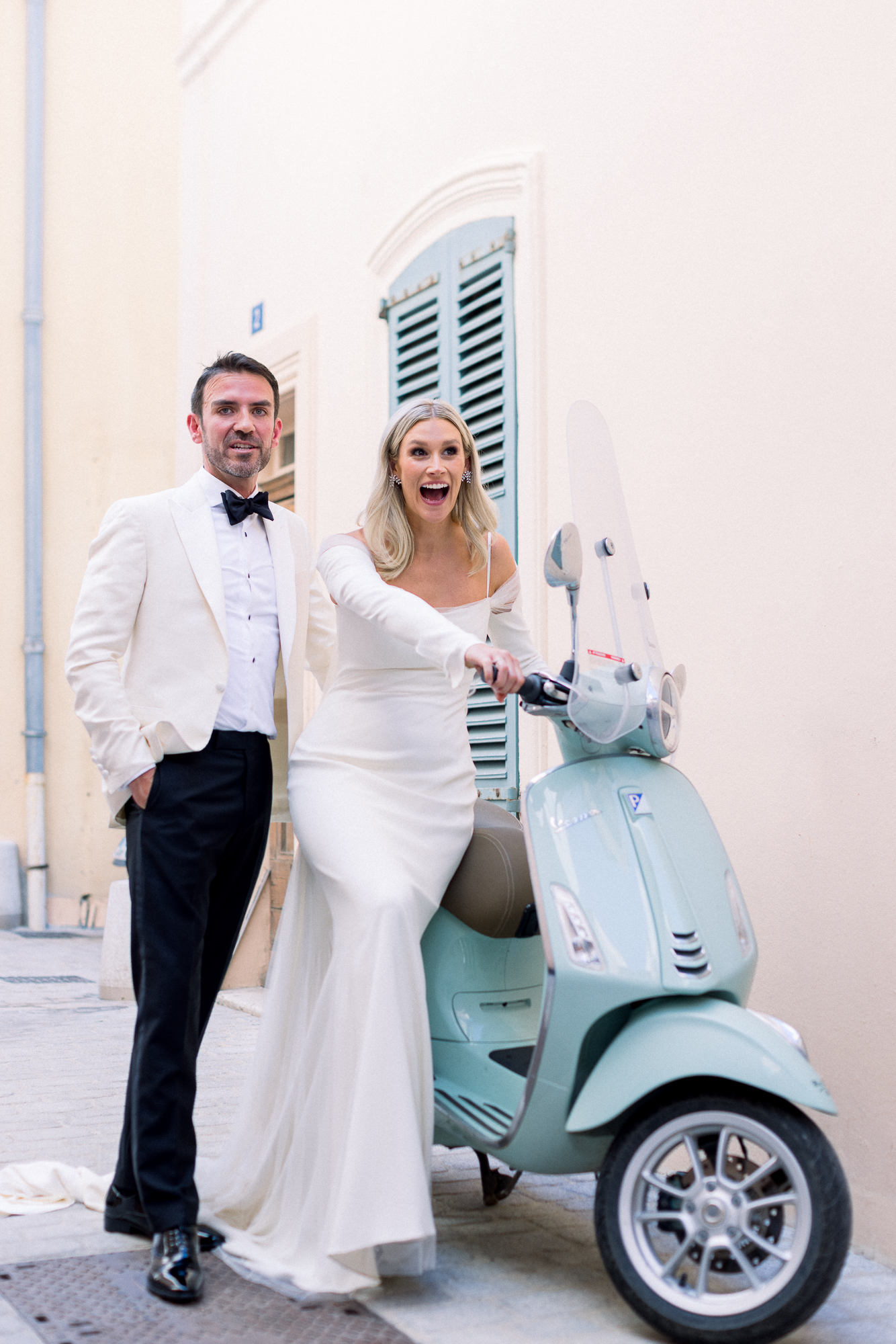 Couple de mariés avec scooter vintage, photo destination wedding en ville