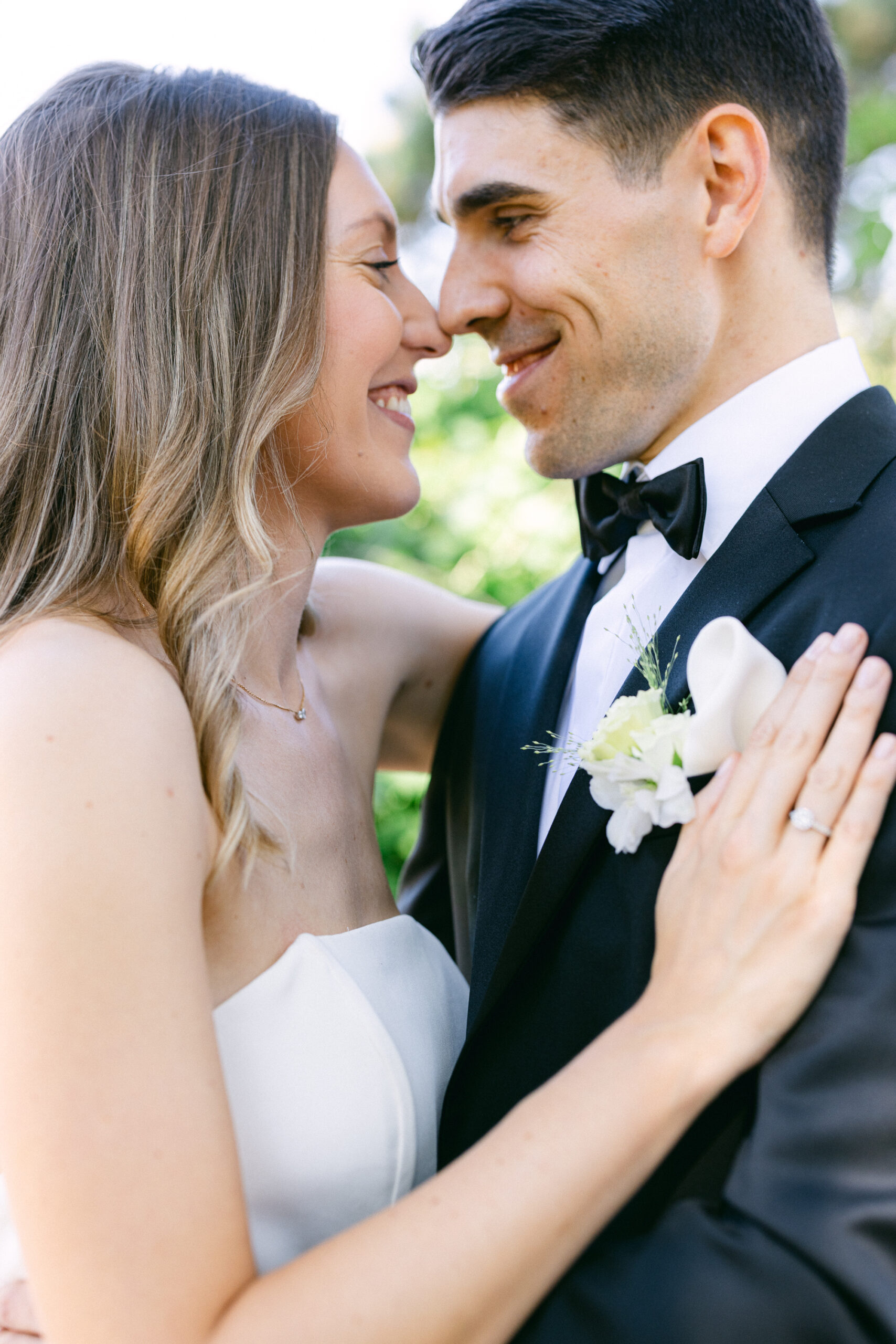 Portrait naturel des mariés, moment complice en extérieur