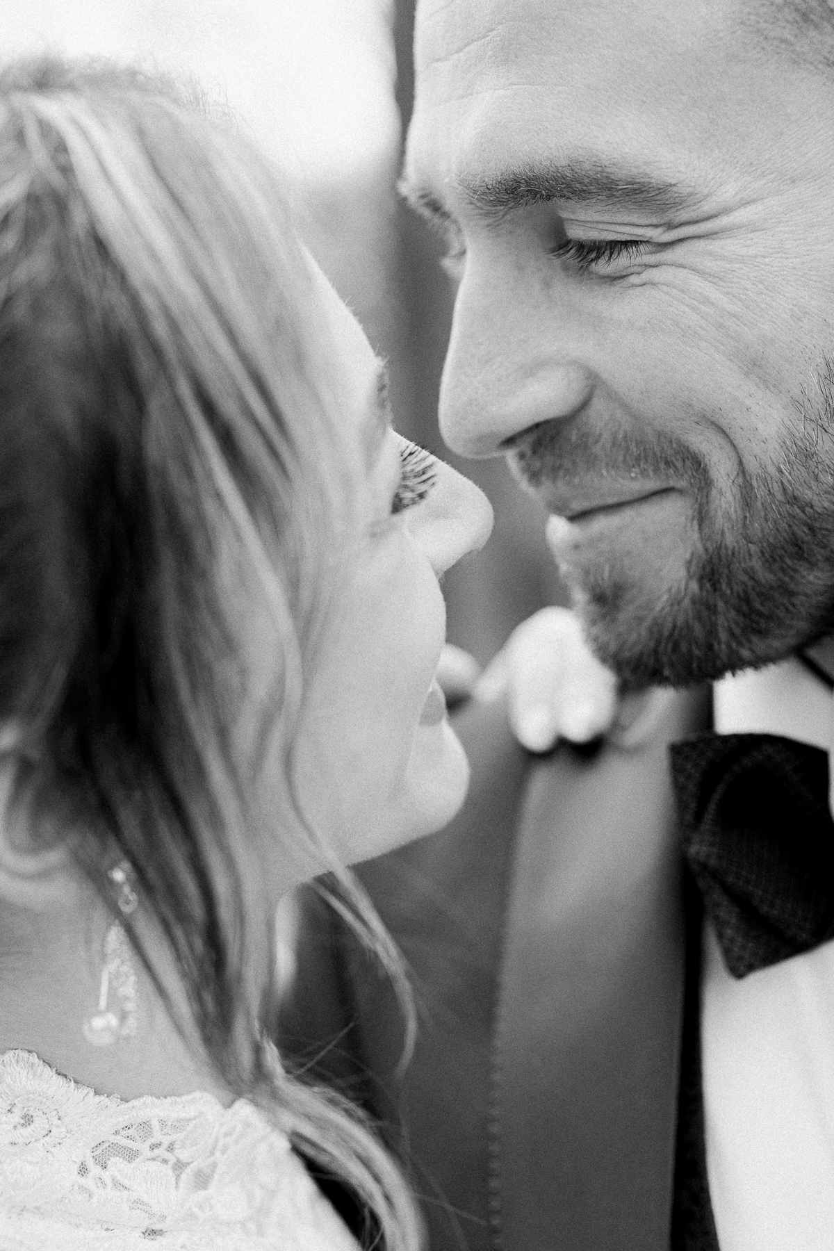 Photo noir et blanc des mariés, regard complice et émotion